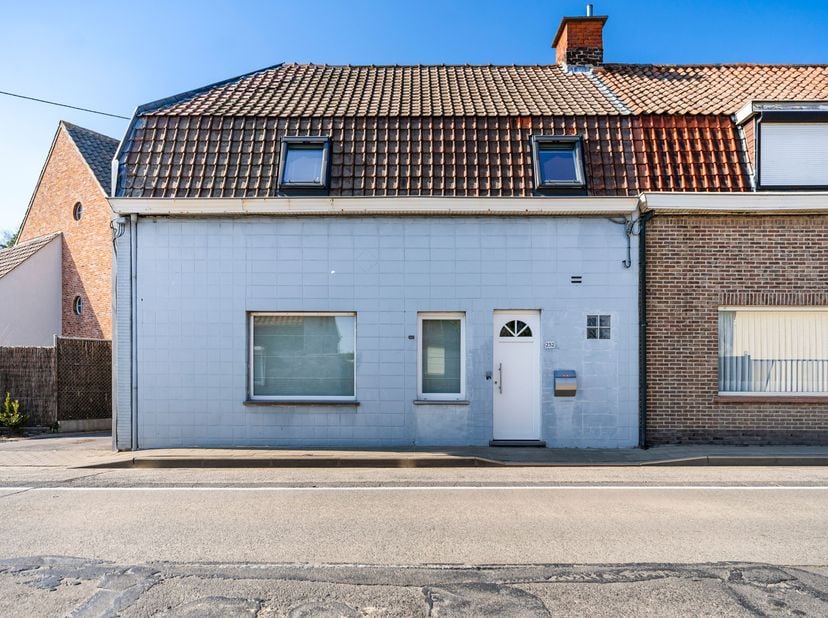 Gerenoveerde woning met karakter te koop in het centrum van Moorsele!&lt;br /&gt;
Ben je op zoek naar een betaalbare, instapklare woning met een gezellige s