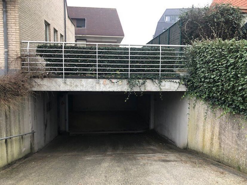 Zeer ruime garagebox op 200m van de Zeedijk in een ondergronds garagecomplex. Er is elektriciteit en verlichting aanwezig