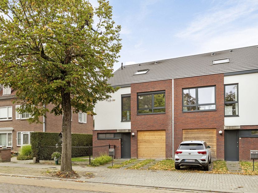 Recente instapklare woning HOB (bouwjaar 2018) gelegen in een gegeerde buurt, namelijk de Vredelaan te Kortrijk. Bestaande uit hal met apart toilet, b