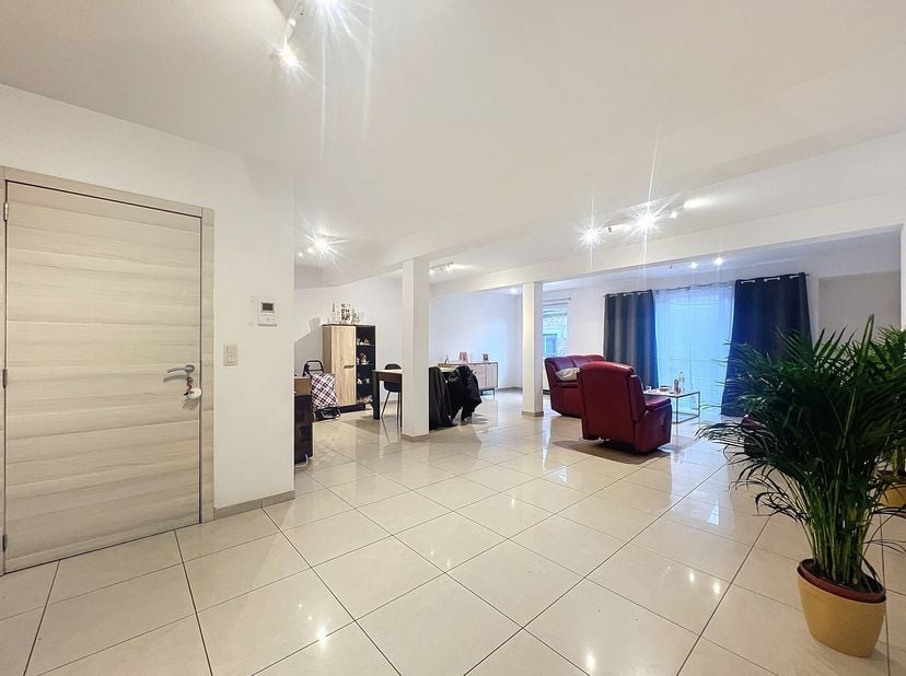 Quiévrain / En plein coeur du centre-ville, dans un petit immeuble en copropriété construit en 2011, Immo Dussart vous propose cet appartement de 85 m