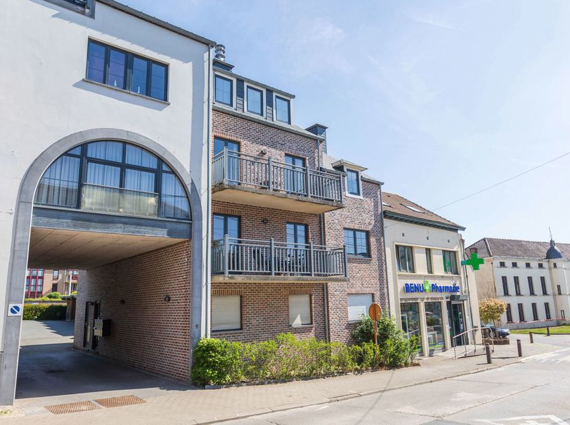 Idéalement situé dans le centre d&#039;Ottignies, ce splendide duplex 2 chambres de +/- 152m²  vous comblera par ses volumes généreux, sa luminosité, sa be