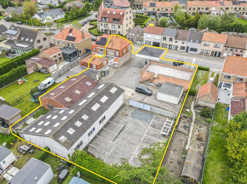Gelegen aan de belangrijkste invalsweg van De Haan aan Zee, biedt dit terrein een unieke kans voor projectontwikkeling en/of retail.&lt;br /&gt;
 Adres: Nie