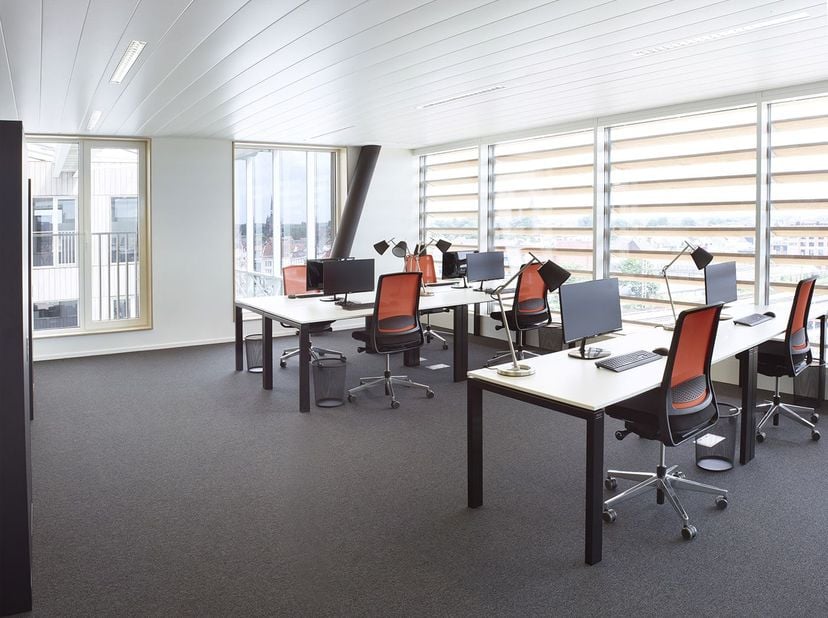 Magnifiek gelegen ALL-IN kantoorruimte met 4 - 6 werkplaatsen (+/- 24 m²) te huur met een fantastisch zicht over Gent. De privé-kantoren situeren zich