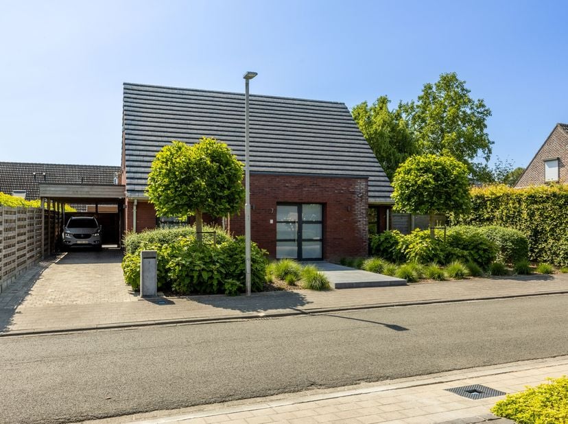 Deze recente, energiezuinige open bebouwing op 495m² biedt een zee aan ruimte en comfort. We starten in de inkomhal met praktische vestiaire en gasten