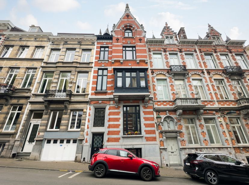 Saint-Gilles, Rue de la Source au rez de chaussée dans une petite copropriété dans une maison de Maitre: Duplex de ± 90 m² (99 m² selon PEB) Séjour de