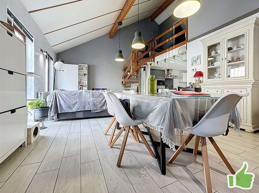 Jolie maison à vendre à Luingne.&lt;br /&gt;
Habitation très lumineuse avec des espaces ouverts.&lt;br /&gt;
Au rez de chaussée : salon, salle à manger et magnifi