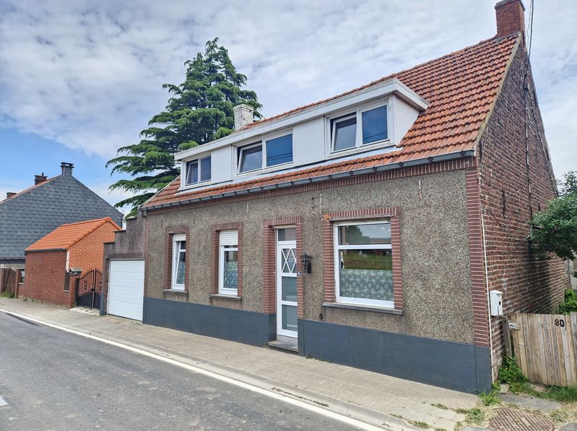 Betoverend huis van 180 m² bewoonbaar oppervlak op een perceel van 18a 5ca, inclusief een aangelegde tuin en een kleine weide. Ideaal gelegen in de pr