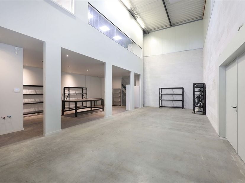 Magazijn met opslag- en kantoorruimte op een gunstige locatie&lt;br /&gt;
Omgeving:&lt;br /&gt;
+ Gunstig gelegen net buiten de Grote ring van Hasselt&lt;br /&gt;
+ Vlo