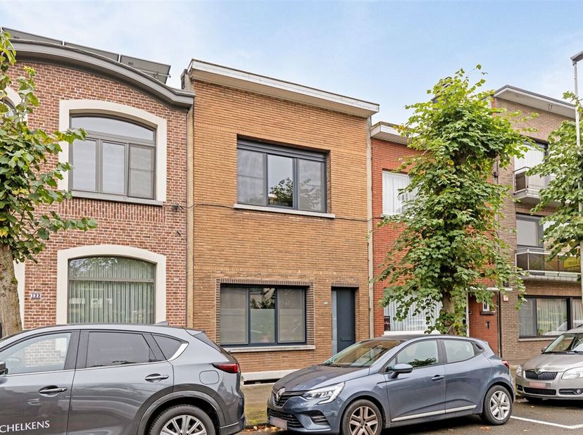 Ontdek deze smaakvol gerenoveerde eengezinswoning in het hart van Borsbeek met oog voor detail. Deze woning combineert moderne luxe met duurzame afwer