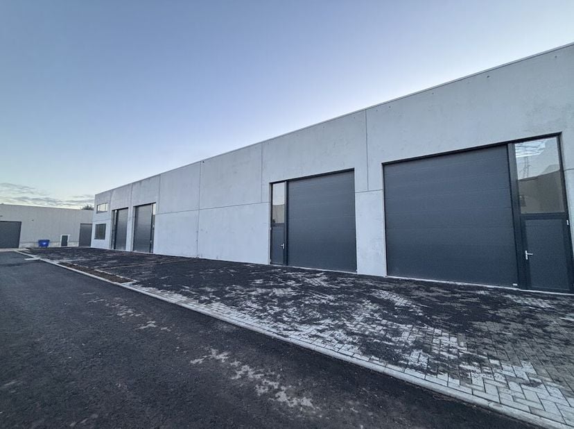 KMO-unit te huur van ca. 217 m² op de Reynaertsite te Vichte.&lt;br /&gt;
De casco opslagruimtes hebben een vrije hoogte van 6 meter en zijn voorzien van ee