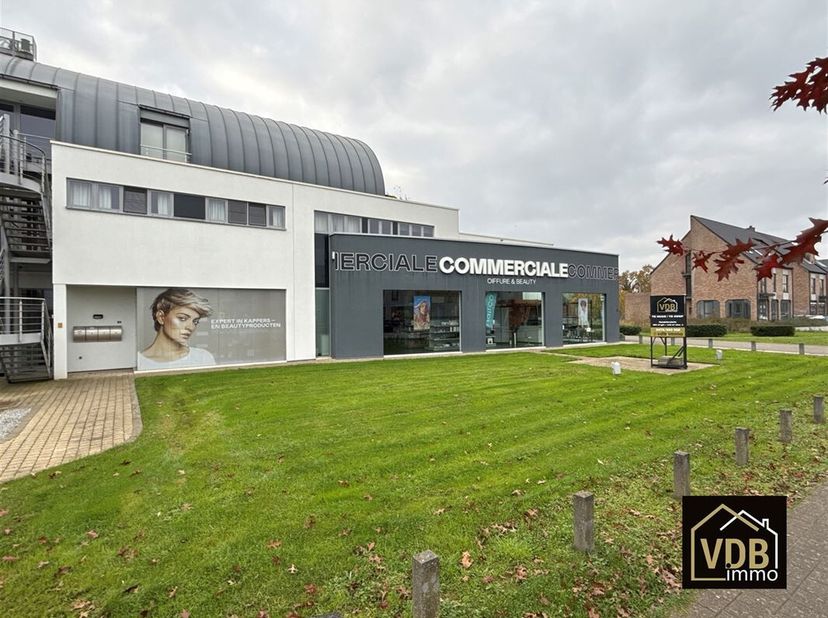 Volledig afgewerkt, modern en instapklaar pand  (GV 294 m² en -1 magazijn 119 m² en grote goederenlift) geschikt voor klein- en groothandel, kantoren,