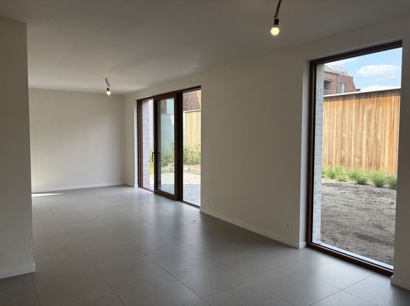 Deze woning of duplex-appartement is bijzonder rustig gelegen aan de rand van de site waardoor u zonder pottenkijkers ongestoord kan genieten op uw te