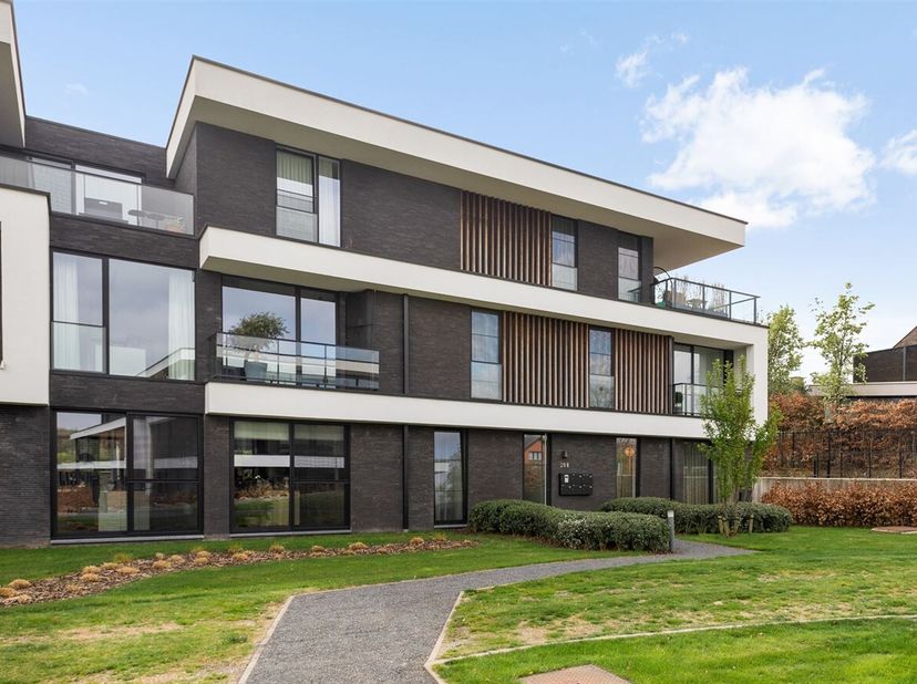 Uniek luxe-appartement (2022) 2 slaapkamers, 2 Badkamers, 2 terrassen en 2 autostaanplaatsen met berging (verplicht aan te kopen t.w.v. €40.000) op to