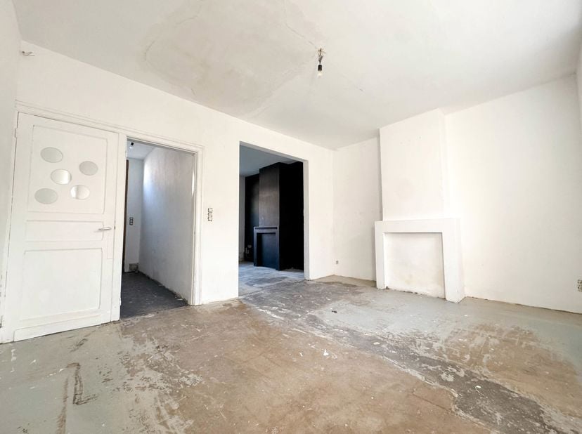 Idéalement situé à proximité des commerces et des axes routiers dans le secteur prisé de Rumillies, cette habitation à rénover se compose comme ceci :