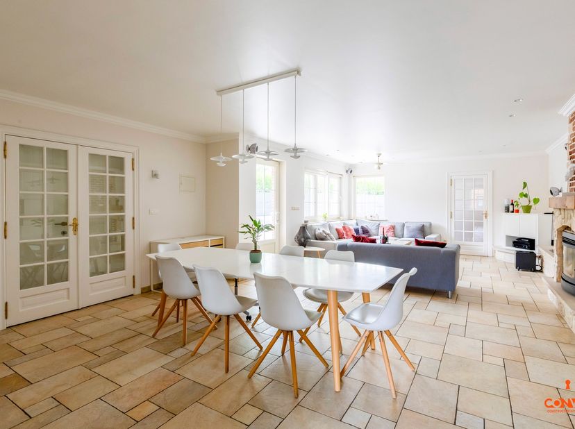 Deze woning is gelegen in een doodlopende straat in een rustige en aangename buurt met vlotte verbinding naar het stadscentrum, nabij UZ Gent, Gent Si