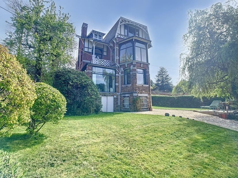 Idéalement située, au centre de Tilff (hors zone inondable et hors zone inondée), ne manquez pas cette superbe maison de caractère datant de 1911 ! El