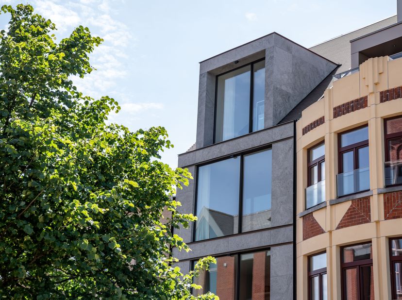 In het bruisende hart van Knokke, aan het prestigieuze Alfred Verweeplein, staat dit unieke gebouw uit 2023 te koop. Deze recente realisatie combineer