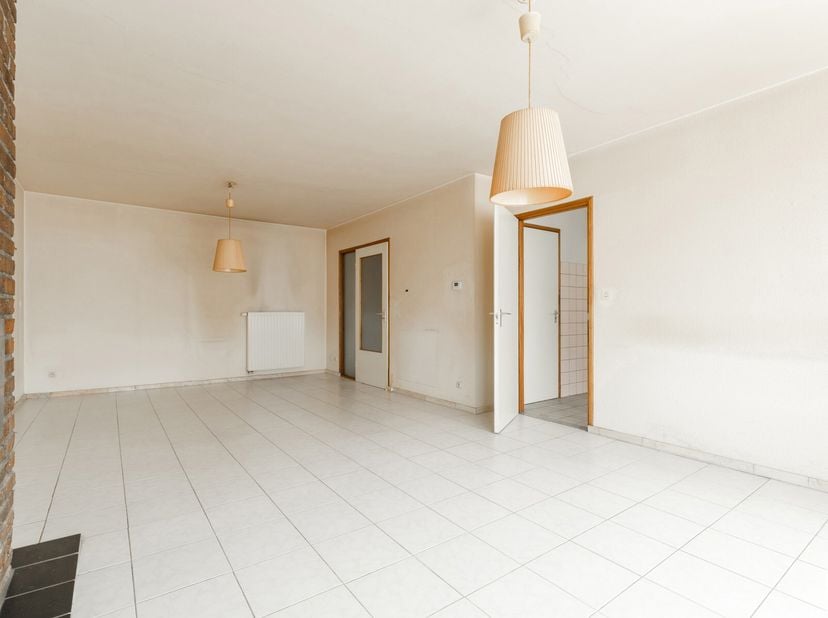 ALGEMEEN:&lt;br /&gt;
Te renoveren gelijkvloers appartement met zeer ruim terras!&lt;br /&gt;
INDELING: gelijkvloers: inkomhal met apart toilet, living, keuken, b