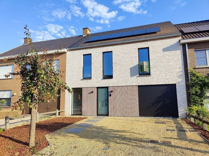 Welkom in jouw nieuwe thuis in Tielt, waar comfort en functionaliteit samenkomen! Bij binnenkomst wordt je begroet door een  inkomhal met gastentoilet