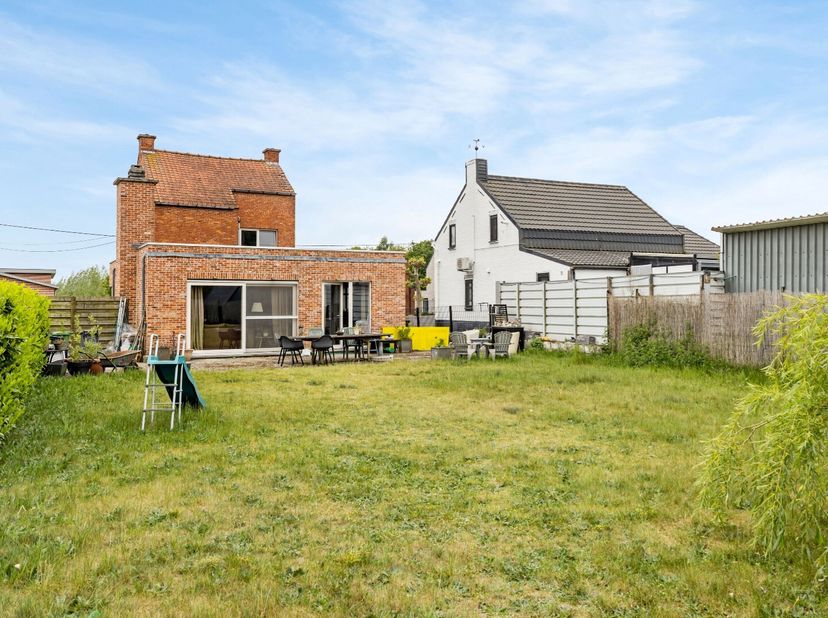 Ben je op zoek naar een gezinswoning met veel ruimte, een grote tuin én mogelijkheden tot verdere afwerking? Dan is deze vrijstaande woning met garage