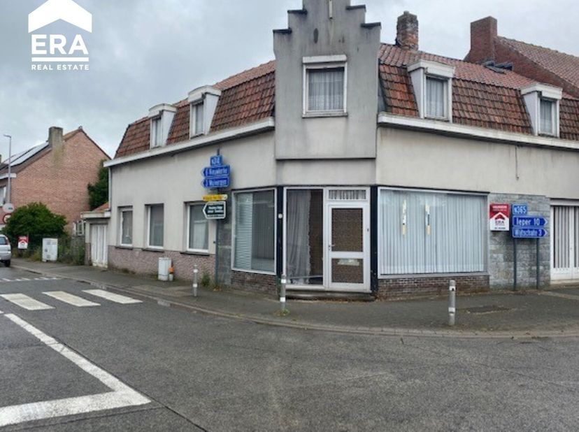 Centraal gelegen woning te Wijtschate. Bestaande uit o.a. living, keuken, badkamer, 5 slaapkamers, zolder, 2 garages en tuin. De grondoppervlagke van