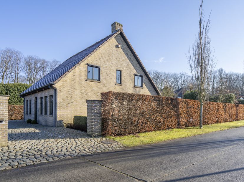 Dit prachtig huis is gelegen in een rustige, residentiële wijk te Waregem, dicht bij het centrum. Er is een royale woonkamer met veel lichtinval en ge