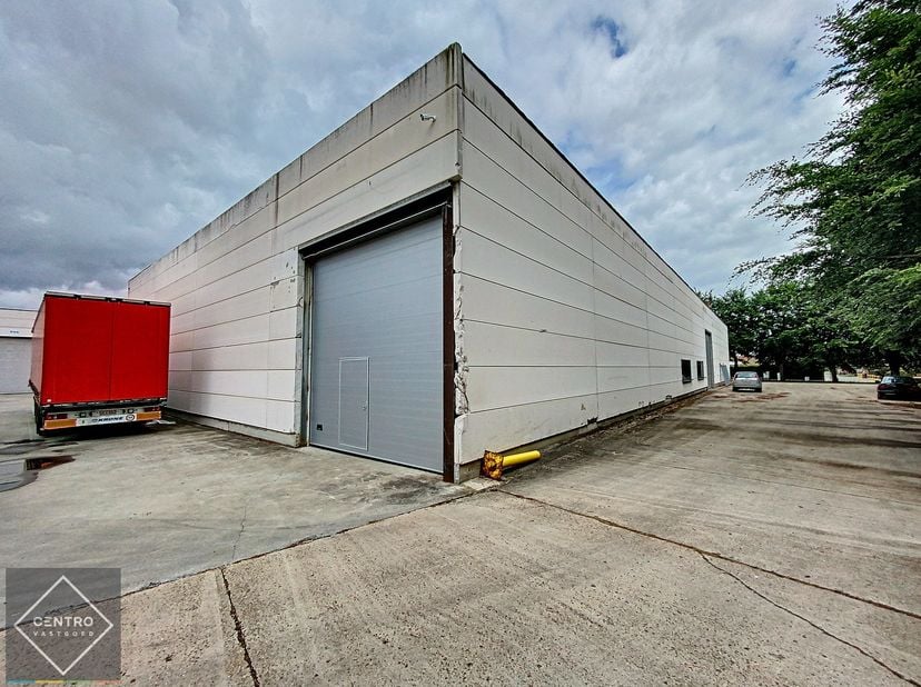 OPPERVLAKTEN:&lt;br /&gt;
Constructie - bewoonbare oppervlakten&lt;br /&gt;
Magazijn: ± 600 m²&lt;br /&gt;
Parking voor de loods&lt;br /&gt;
&lt;br /&gt;
INDELING:&lt;br /&gt;
Magazijn:&lt;