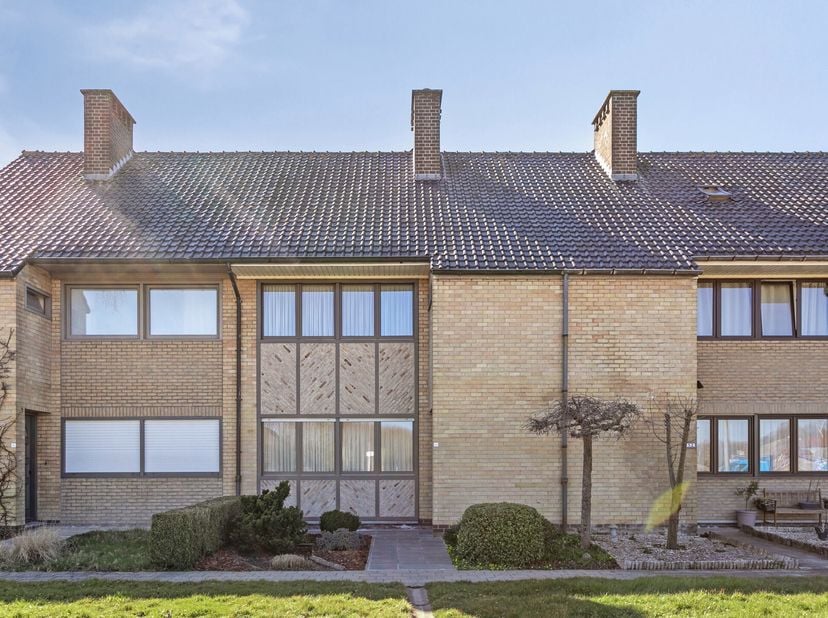 Gezellige instapklare woning bestaande uit hal, apart toilet, ruime living met halfopen recente en volledig ingerichte keuken, aparte berging en veran