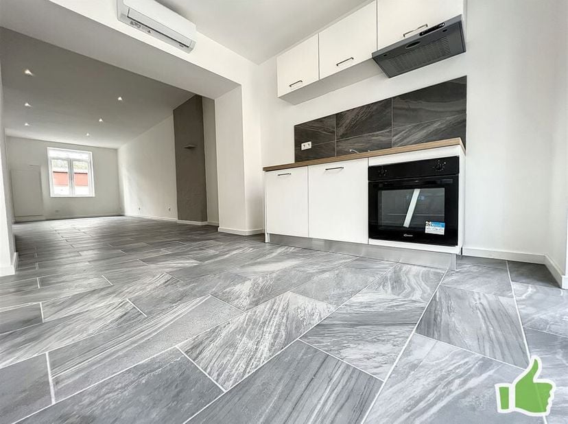 Maison rénovée en 2023 avec une terrasse&lt;br /&gt;
RDC avec hall d&#039;entrée, living, wc, cuisine à l&#039;arrière et terrasse carrelée&lt;br /&gt;
Au premier : 1 chamb