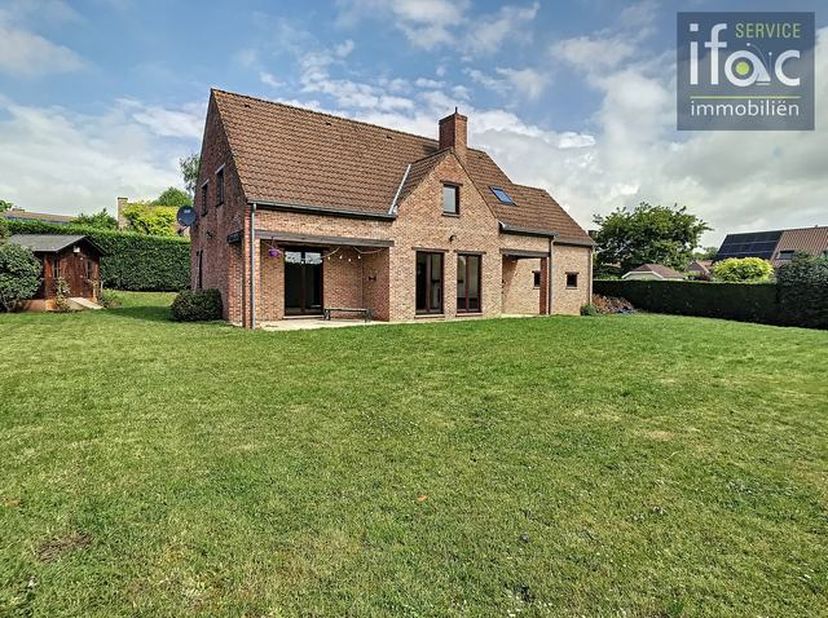 Prachtig gelegen villa met mooie  tuin gelegen te Overijse, 1990, 12 are. &lt;br /&gt;
&lt;br /&gt;
Gelijkvloers (nieuwe tegels): inkomhal, apart toilet, 47m² liv