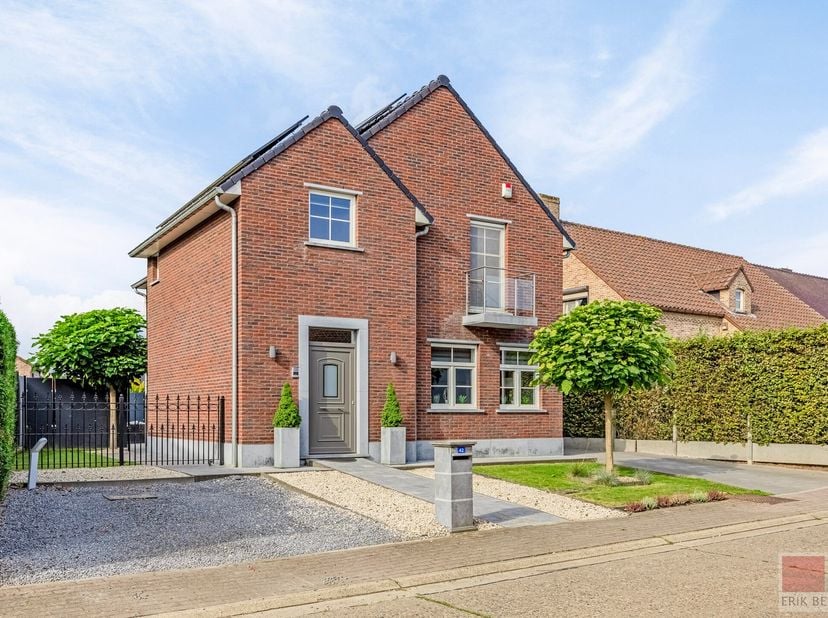 Energiezuinige woning (label A) van 2018 in het rustige Kesselt. Woonopp. 230 m² en perceel 383 m². De woning beschikt over 3 slaapkamers, uitgeruste