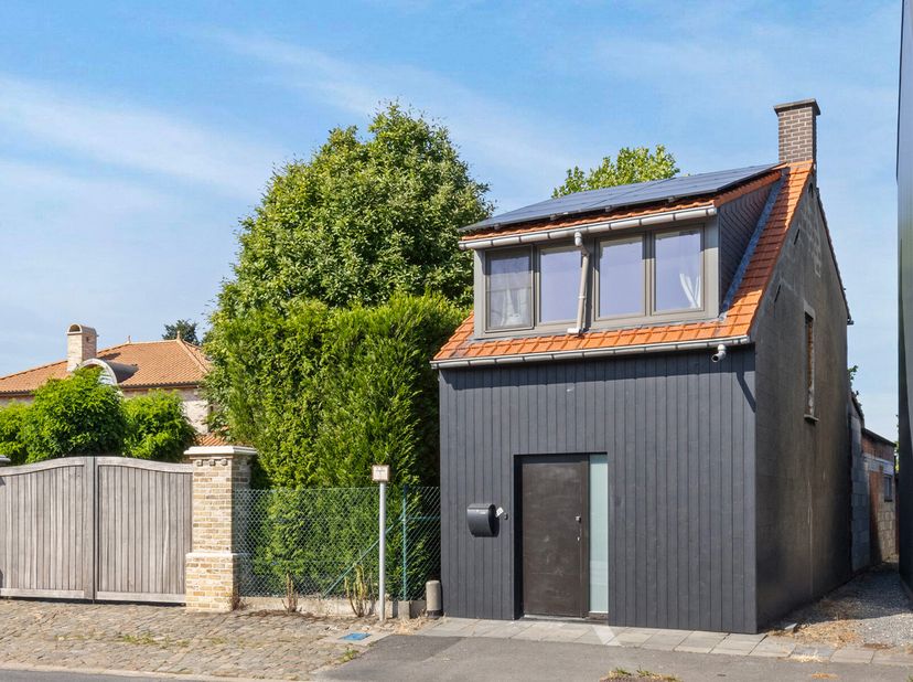ALTRO VERKOOPT: Deze charmante starterswoning op een perceel van 500 m² combineert gezelligheid met een doordachte indeling. Met een bewoonbare opperv