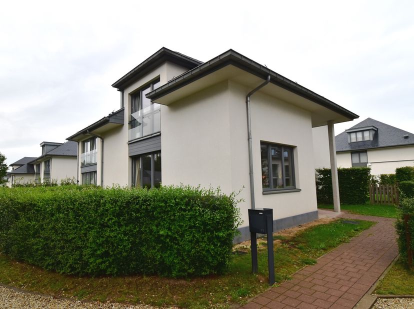 Belle maison 3 façades de 175m² - Bella Vita Waterloo&lt;br /&gt;
Rez-de-chaussée : Hall d&#039;entrée - Vestiaire- WC avec lave-mains - Séjour de 22m² + salle à