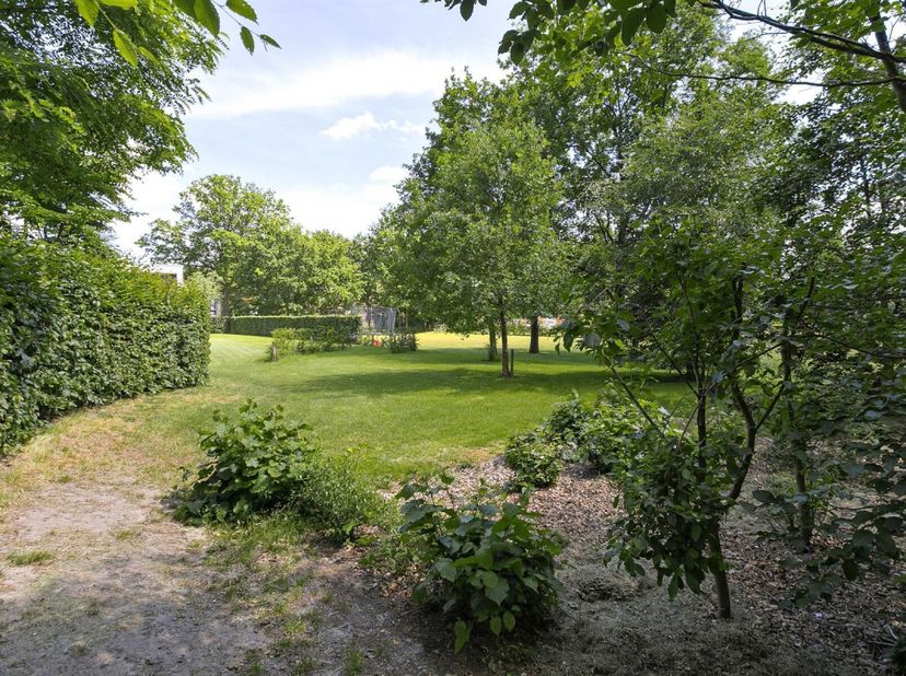 Prachtige, residentiële grond gelegen in woongebied van circa 1.505 m² met een straatbreedte van ongeveer 55 meter. Gelegen op enkele stappen van de D