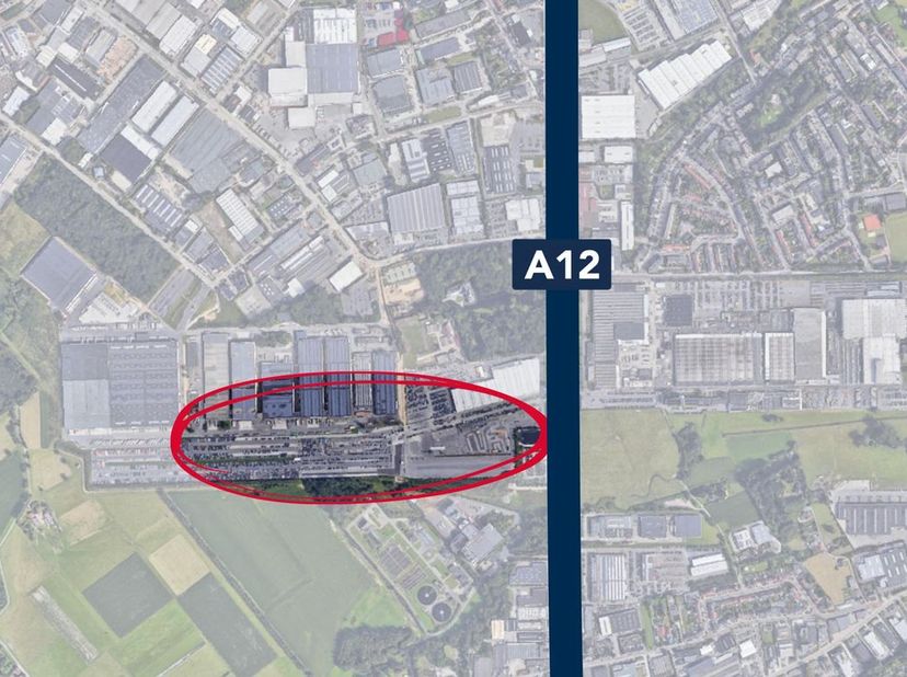 Emplacement stratégique de 1.150 m² à louer le long de l&#039;A12 à Wilrijk, sur le parking central &#039;Autostad&#039;. Le terrain est pavé, clôturé, sécurisé, écl
