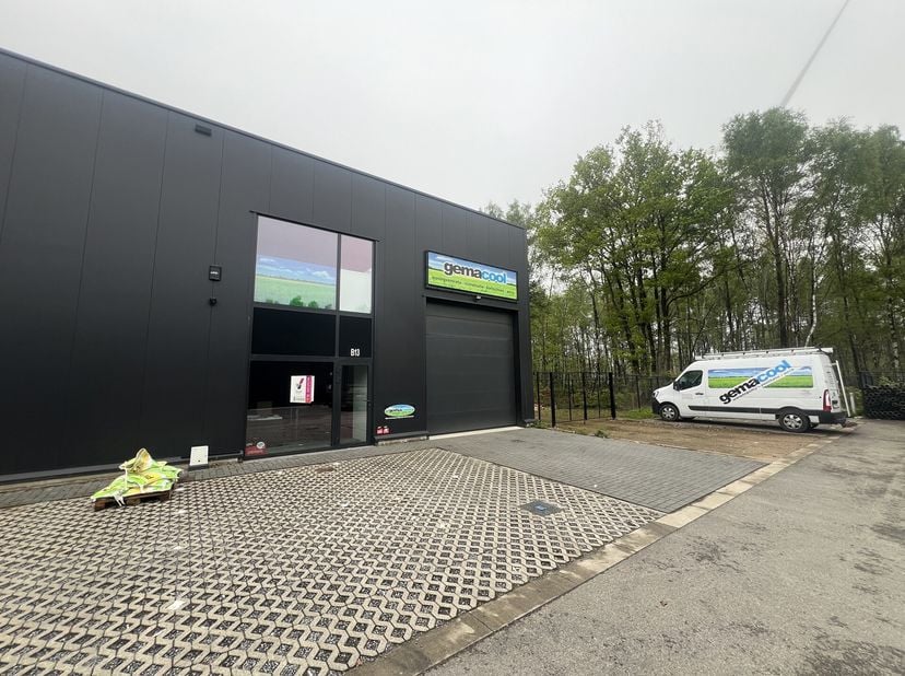 Recente KMO-unit in het project &quot;DE GIETERIJ&quot;, gelegen op de industriezone Genk-Noord, vlakbij de op- en afritten 30 en 31 van de E314. Deze unit heef