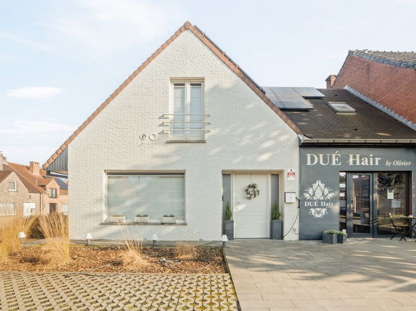 Instapklare woning met kwaliteitsvolle afwerking en multifuncitonele ruimte (actueel ingericht als kapsalon). &lt;br /&gt;
&lt;br /&gt;
Deze woning bestaat uit in