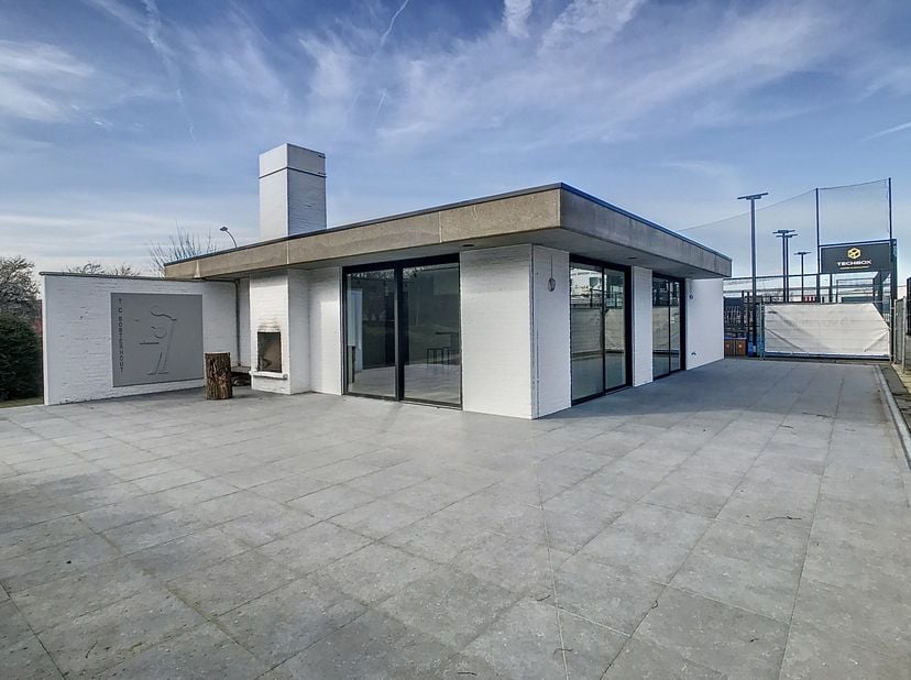 Deze bar van ca. 131 m² biedt de perfecte setting voor de spelers om te genieten van een verfrissend drankje met vrienden na een intensieve wedstrijd.