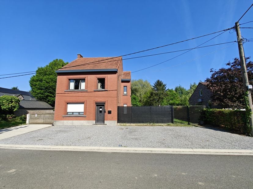 Betreft een vrijstaande woning met 2 slaapkamer. Mogelijk tot 4 met inrichting zolder die bereikbaar is via een vaste trap. De woonst heeft 1 badkamer