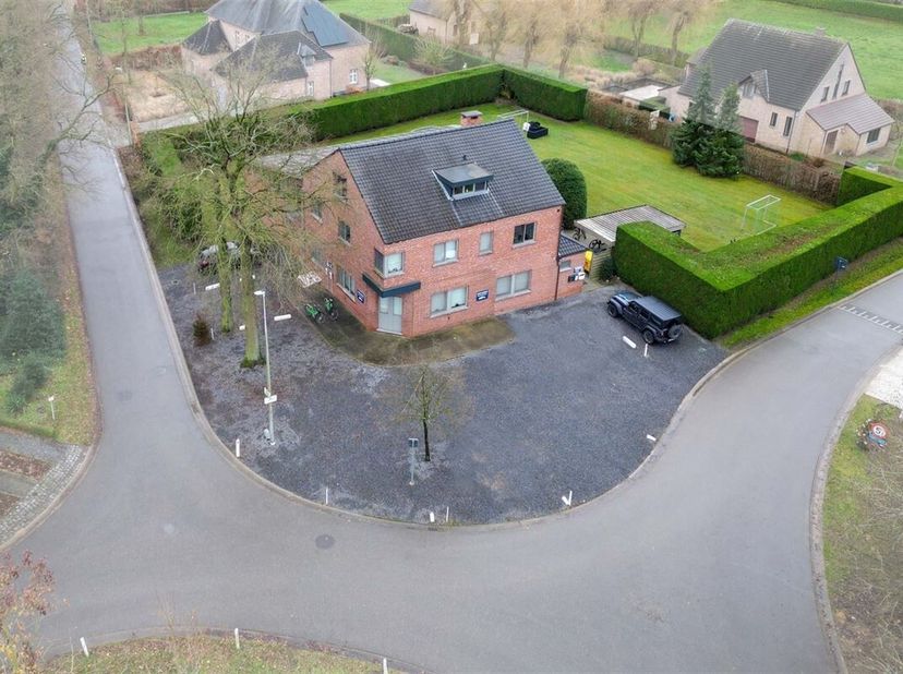 Energiezuinige opbrengsteigendom met 15 studentenkamers én volledig gerenoveerd dakappartement op 17a 83ca&lt;br /&gt;
Omgeving:&lt;br /&gt;
+ Rustig doch zeer ce