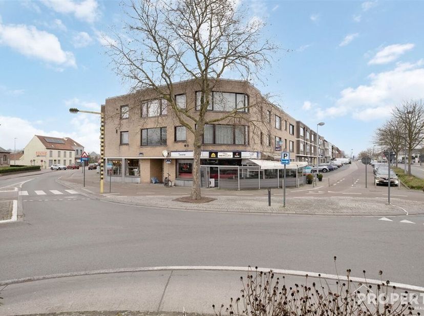 Découvrez cette entreprise de restauration bien gérée et très spacieuse au coeur de Zulte. L&#039;intérieur est moderne et récemment rénové (possibilité de