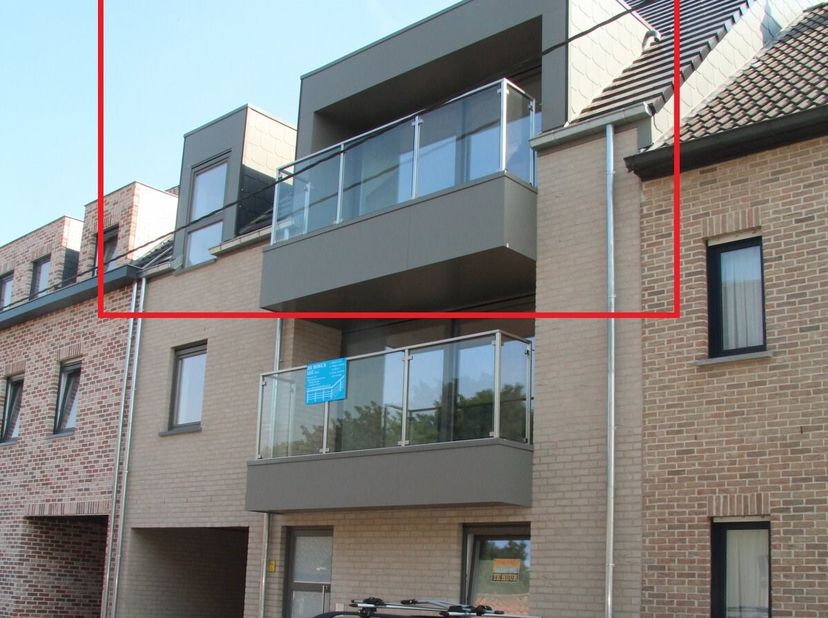 Leuk appartement op de 2e verdieping bestaande uit een living-eetplaats en volledig ingerichte keuken, 2 slaapkamers, badkamer met inloopdouche en meu