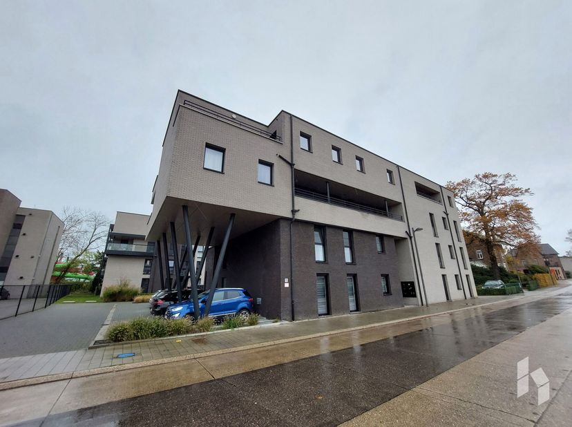 Mooi appartement (80 m²) met 2 slaapkamers en terras te huur in Pelt centrum!&lt;br /&gt;
Ondergronds is er een parking en berging aanwezig.&lt;br /&gt;
Bijzonder