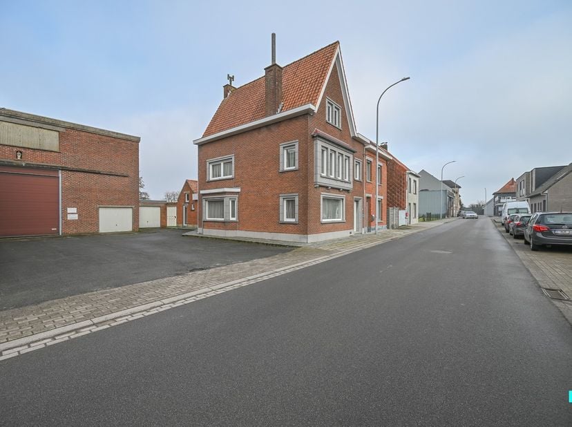 Deze instapklare gezinswoning met drie slaapkamers is gelegen op een perceel van 654m² en beschikt over een mooie bewoonbare oppervlakte van maar lief