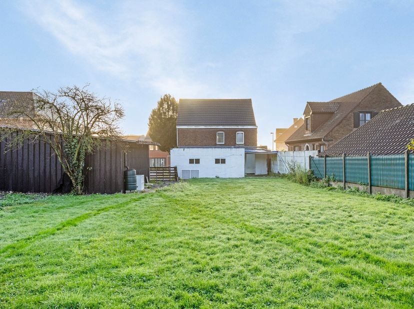 Op zoek naar een open bebouwing met 4 slaapkamers, ruime oprit, ruime tuin en opslagplaats? Kom dan zeker deze prachtige woning te Haaltert eens ontde