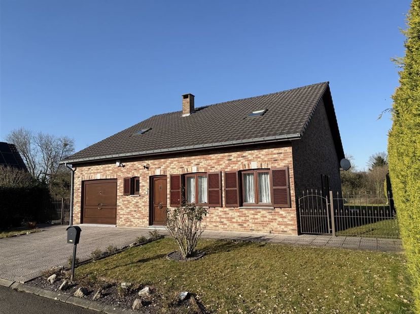 Dans le quartier très prisé de la Closeraie à Rocourt, une superbe villa 4 façades dans un état impeccable, organisée actuellement en bungalow. Nichée