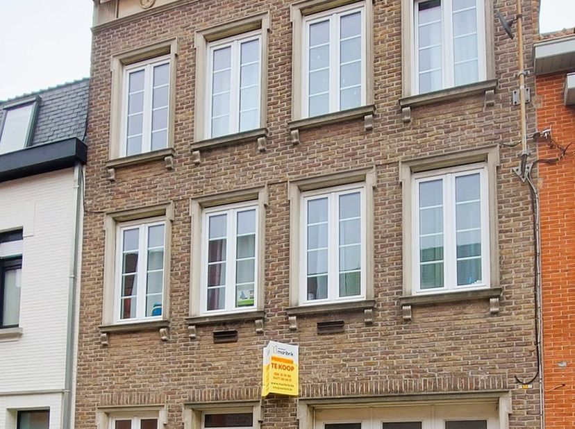 Opbrengstgebouw met 3 eenheden, gerenoveerd 2012.&lt;br /&gt;
Gelijkvloers (116m²) met 2 slaapkamers garage en tuin. Niet verhuurd, enkele kosten te doen -