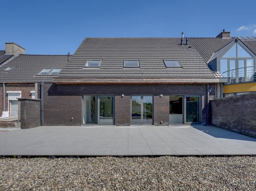 In het centrum van Kuurne bevindt zich deze unieke, luxueus afgewerkte loft met een private inkom en een strak industrieel karakter. Je komt binnen vi