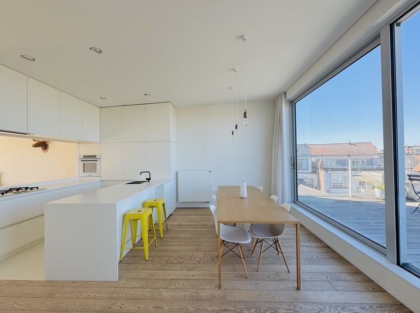 Magnifique appartement penthouse avec une terrasse splendide et une vue unique, à quelques pas de toutes les commodités à Evere.&lt;br /&gt;
Le complexe réc