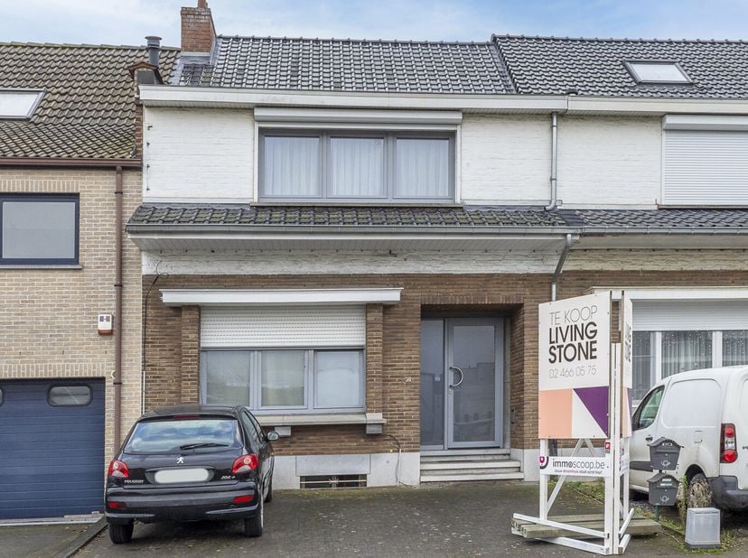 Opbrengstgebouw met 2 appartementen te Sint-Pieters-Leeuw&lt;br /&gt;
Deze woning werd onderverdeeld in twee appartementen en is ideaal gelegen nabij openba
